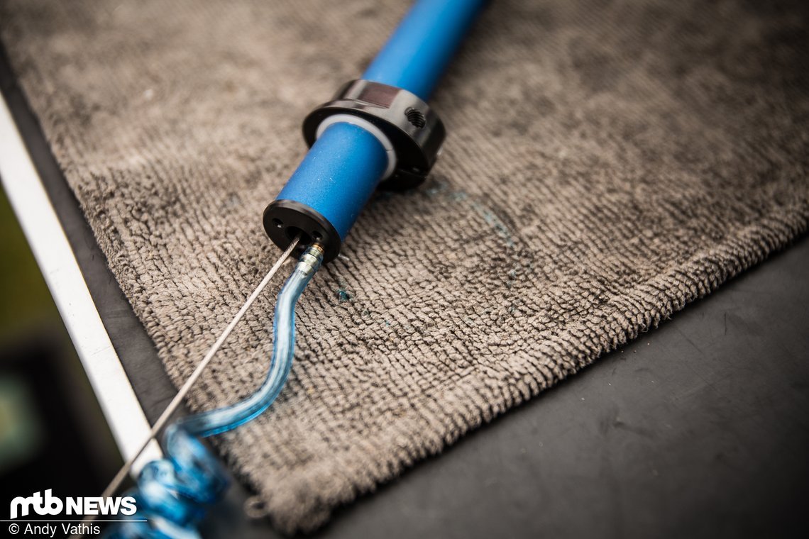 Der Luftdruck kommt dazu aus einer im Rahmen eingebauten Kammer, die mit einer einfachen Luftpumpe befüllt werden kann