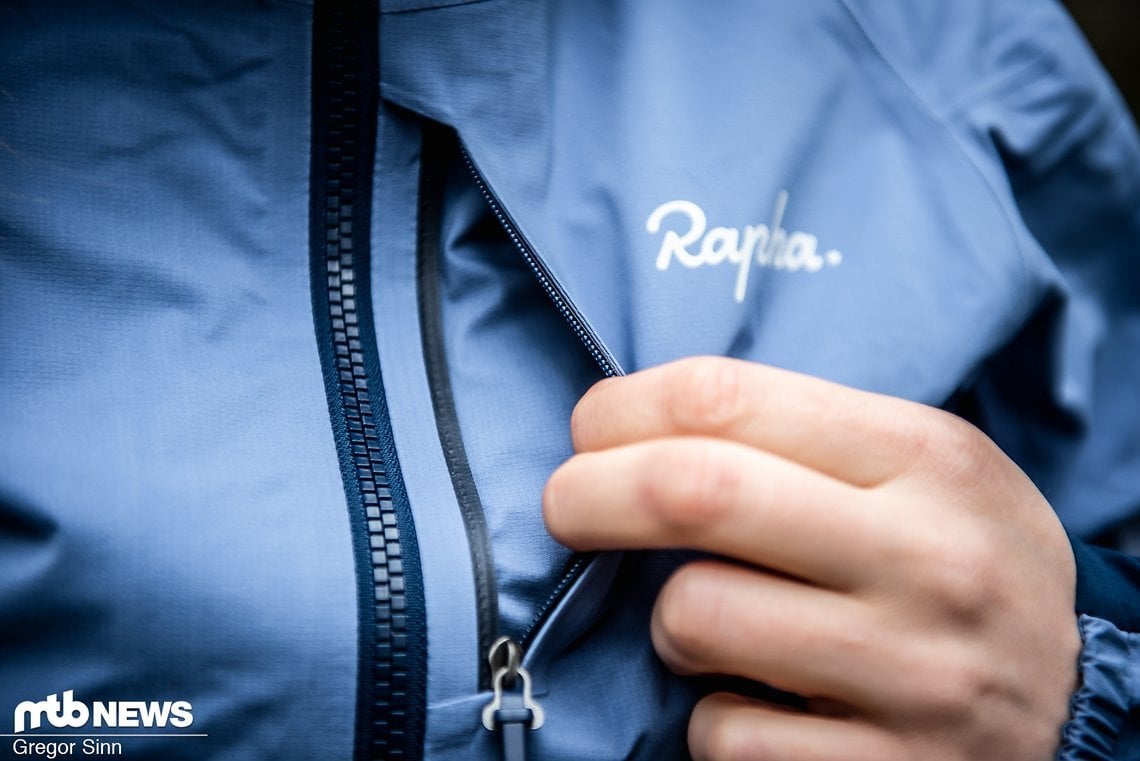 Als einzige Tasche hat die Rapha-Jacke eine Brusttasche