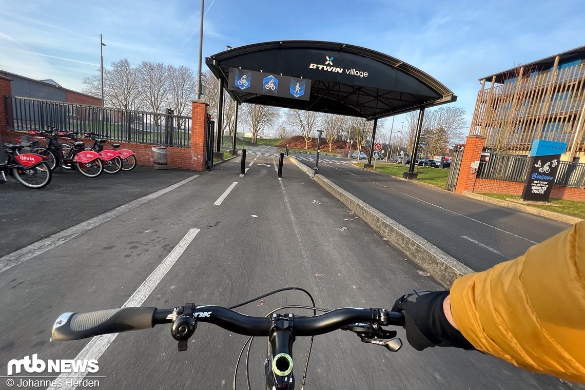 Dass es hier um Fahrräder geht, erkennt man am großzügigen Eingang für alle Zweiradfahrer, der direkt aufs Gelände führt.