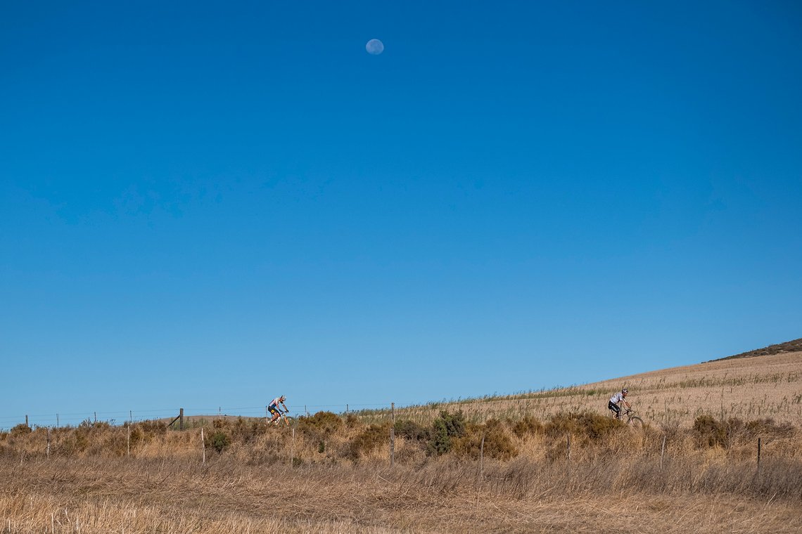 2 pro riders and the moon during Stage 1 of the 2025 Absa Cape Epic Mountain Bike stage race held at Meerendal Wine Estate, Cape Town, South Africa on the 17th March 2025. Photo by Dom Barnardt/Cape Epic
PLEASE ENSURE THE APPROPRIATE CREDIT IS GIVEN 
