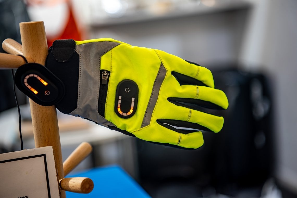 Hält man den Arm zum Abbiegen raus, so beginnt dieser Handschuh automatisch orange zu Blinken.