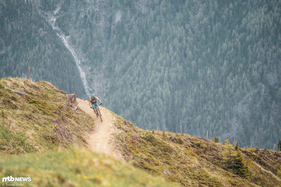 Wo heute die Gahe Line in den Berg geschnitten ist, führte früher ein steilerer, technisch teils anspruchsvoller Singletrail ins Tal