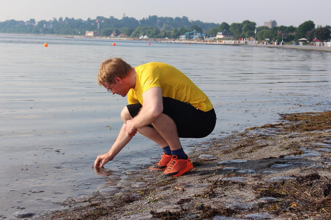 Ein kleines Fläschen Wasser kommt mit auf den Weg