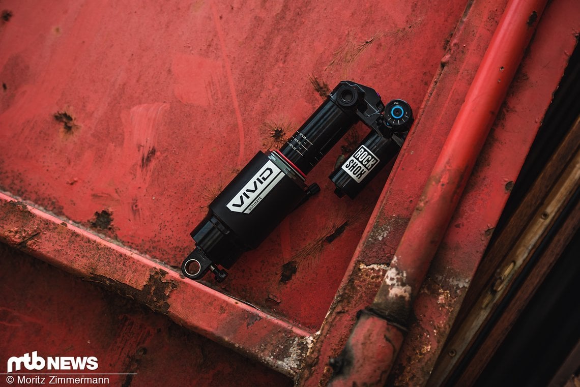 Der neue RockShox Vivid soll die optimale Wahl für alle sein, die gerne in grobem Gelände unterwegs sind, aber die Anpassbarkeit und Charakteristik eines Luftdämpfers suchen