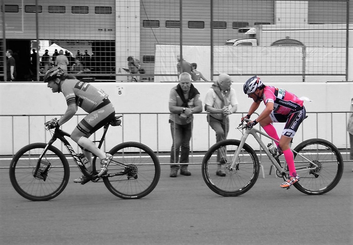 Johannes Nasheuer vom Team "Northwave 24h Voreifel" spielt Lokomotive bei Rad am Ring