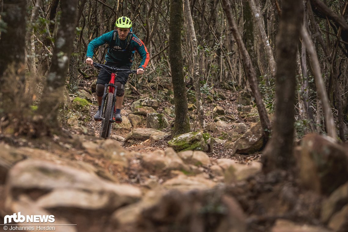 Teilweise enthalten die Trails ziemlich grobe Felspassagen, die sich dann direkt dutzende Meter hinabziehen. Jeder einzelne Trail ist für sich jedoch sehr abwechslungsreich