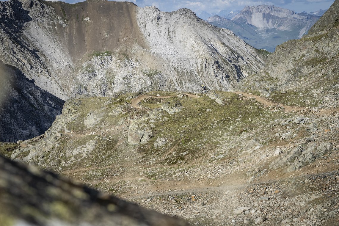 Die Landschaft ist oberhalb der Baumgrenze gewohnt karg