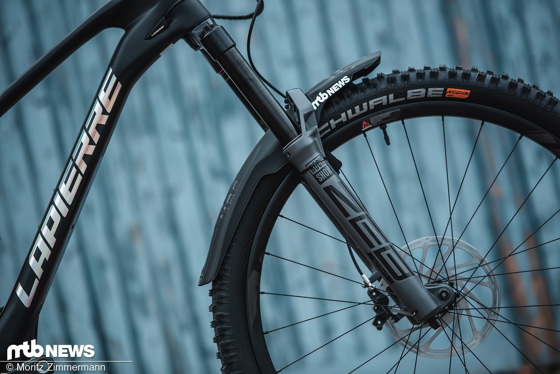 An der Front arbeitet eine RockShox Zeb-Federgabel mit 170 mm Hub.