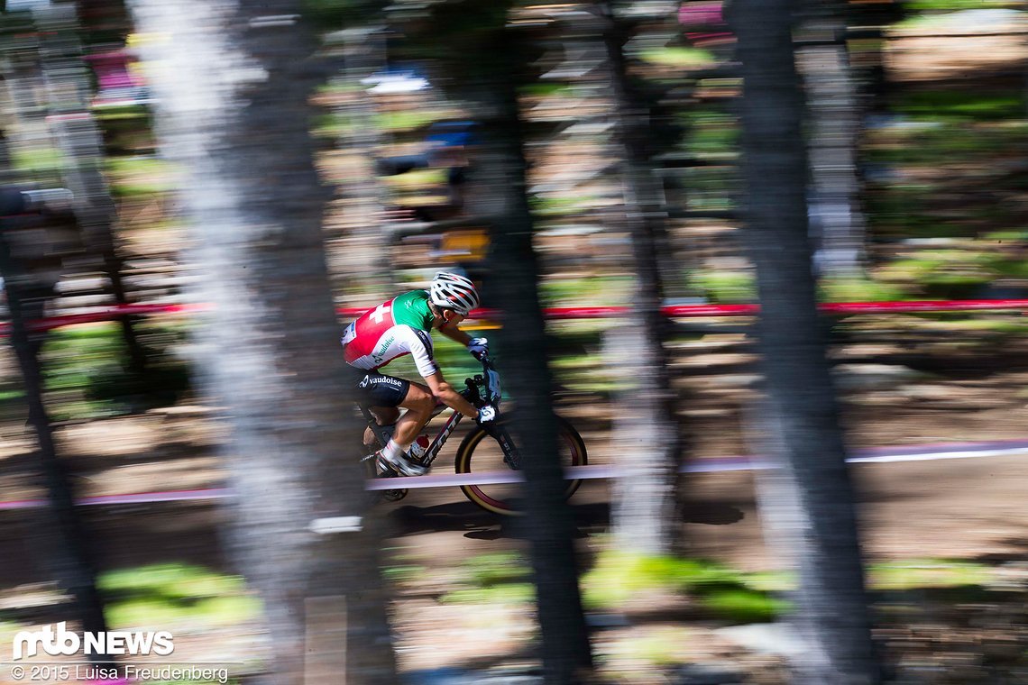 Nino rast durch den Wald in der Höhe von Vallnord.
