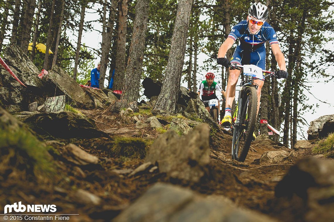 Koretzky gibt im Downhill Vollgas - direkt vor Florian Vogel.