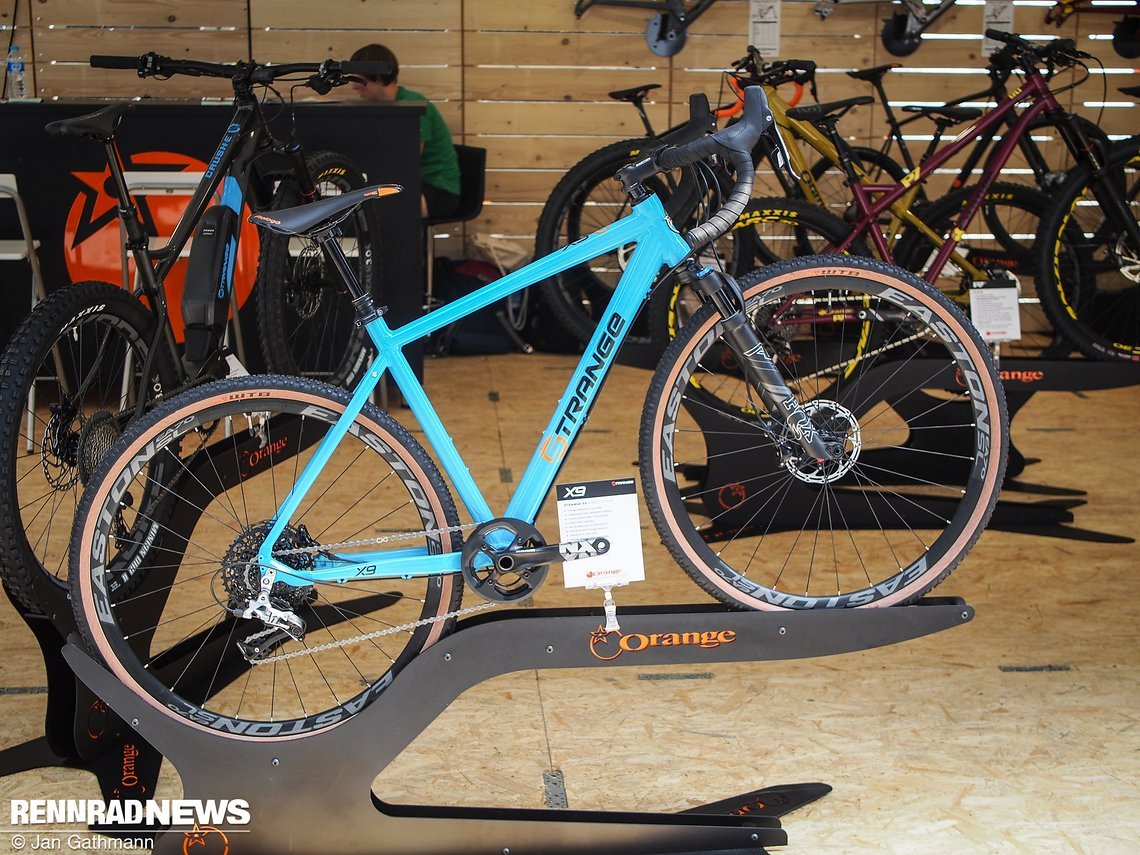 Orange zeigt das Gravelbike Strange X9 mit Fox-Federgabel und Sram NX Parts