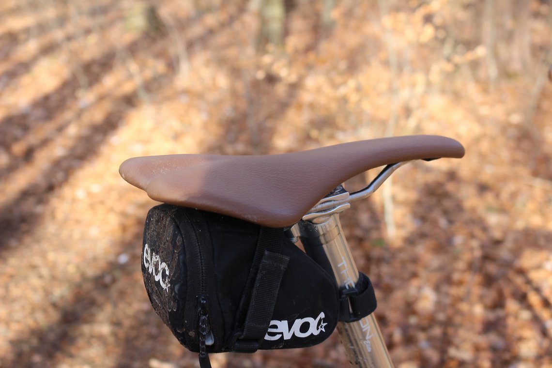 Das erste Teil am Bike war der Selle XP Sattel, den ein Forums-User mit braunem Kunstleder neu bezog