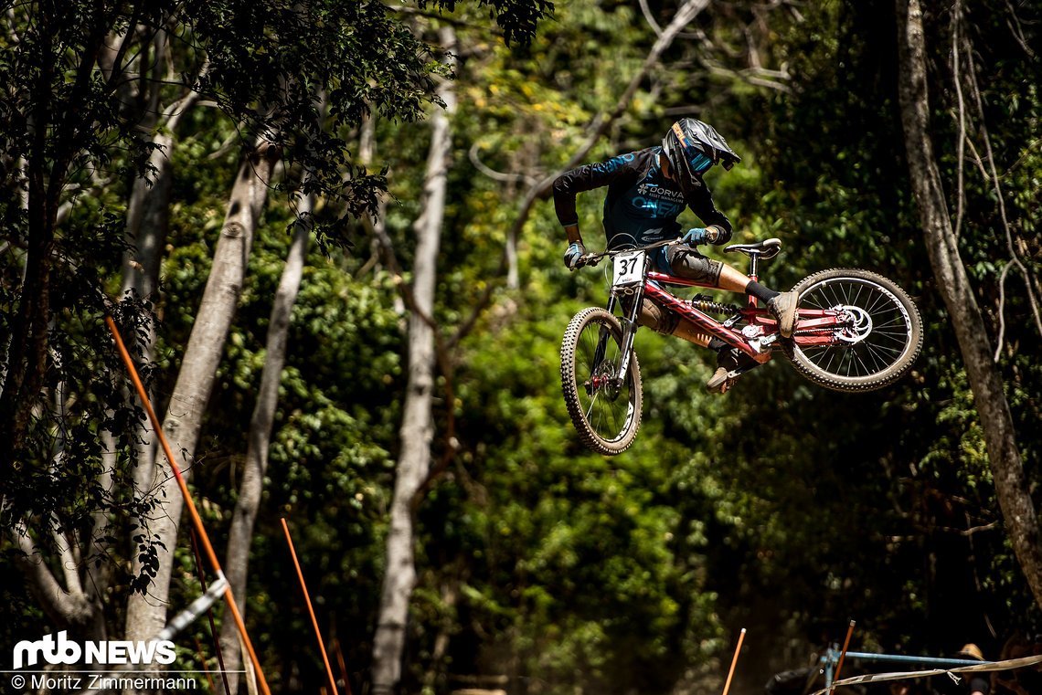 Schon bei der Downhill-WM 2017 in Cairns ist Benoït mit viel Style durch den Dschungel geflogen