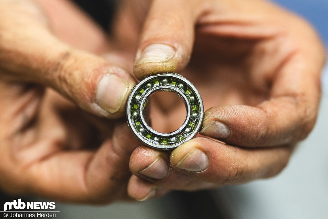 Mit Toniq Bearing Grease (oder einem vergleichbaren Fett) wird zum Schluss das Lager neu gefettet