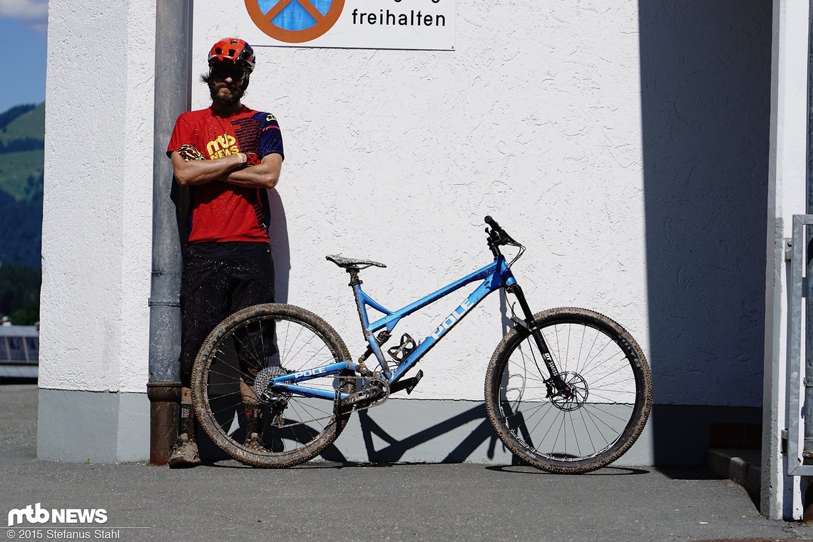 Das Pole wirkt mit seinem Radstand und den 29 Zoll Laufrädern mal nicht zu klein neben einem 1,90 m Fahrer.