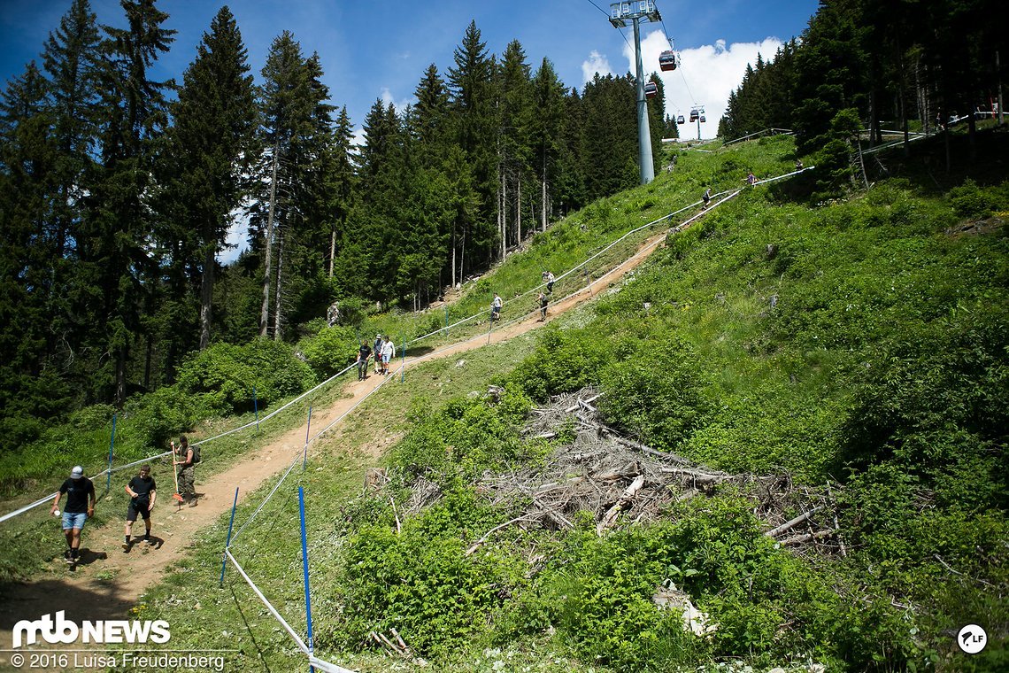 Unter der Seilbahn entlang schlängelt sich hier die Strecke Richtung Ziel.