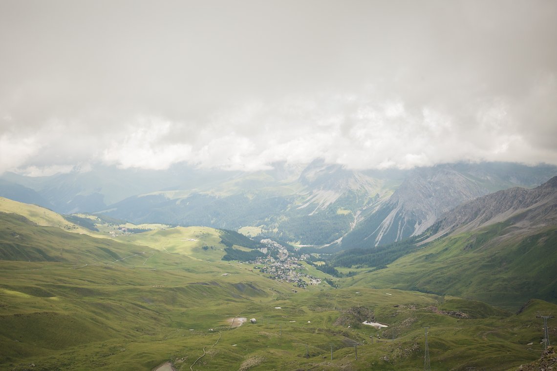 Weitläufige Wiesen unterhalb schroffer Felsgipfel kennzeichnen weite Teile der Berglandschaft um Arosa