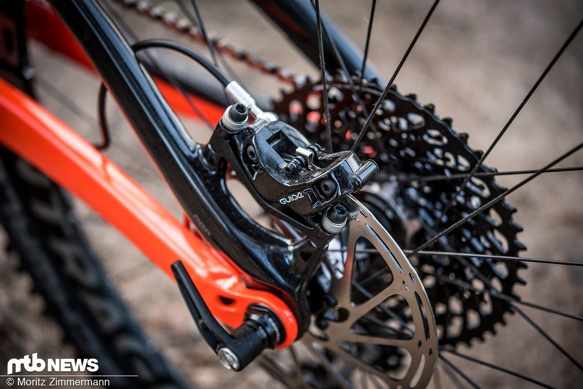 SRAM Guide RS-Bremsen mit Vier-Kolben-Sätteln sorgen für die nötige Verzögerung.