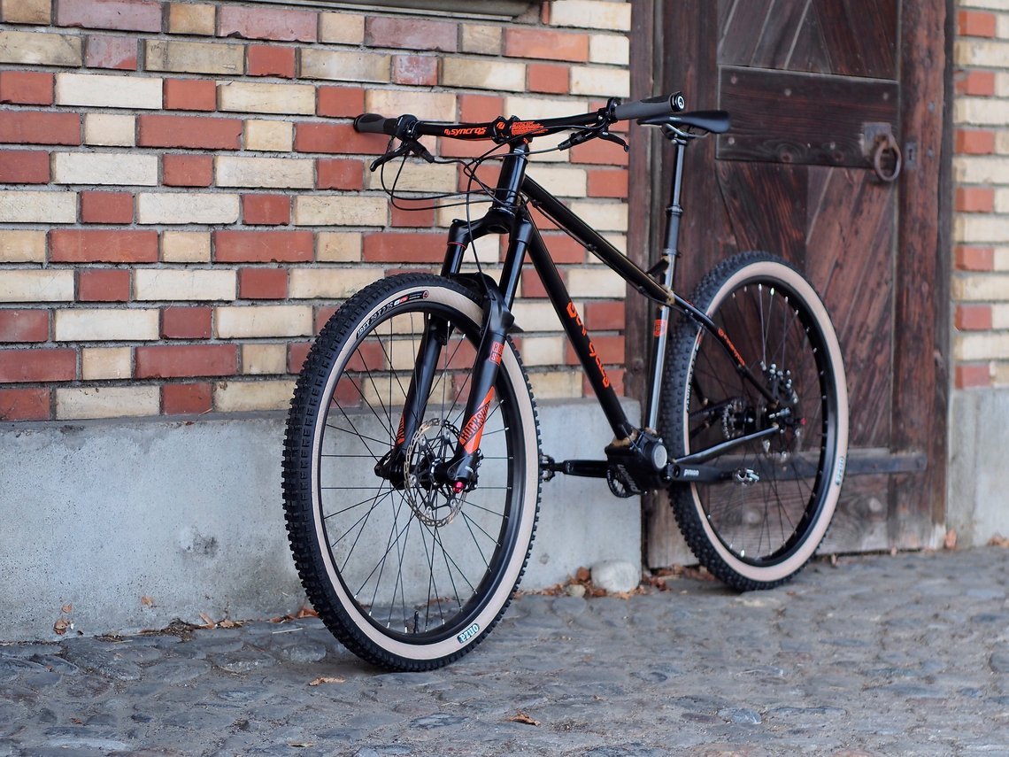 In Sachen Ausstattung kommt das Bike mit einer Rockshox Yari Federgabel ...