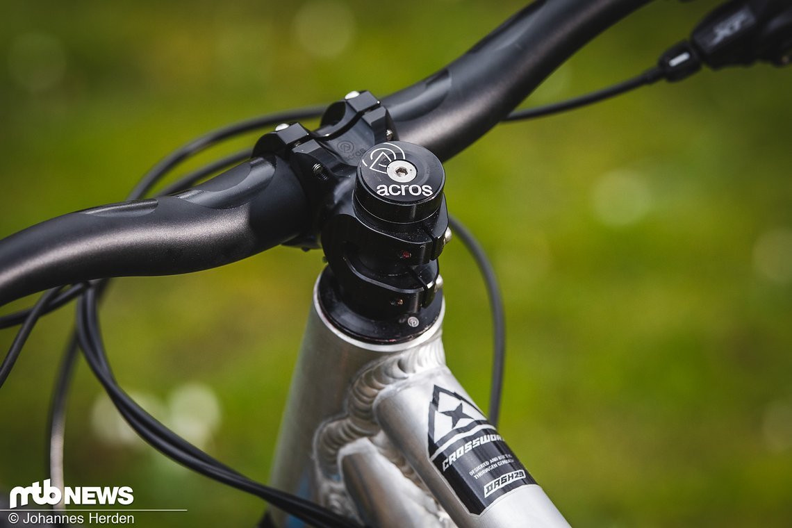 Am Cockpit kommen Lenker und Vorbau von Acros zum Einsatz.