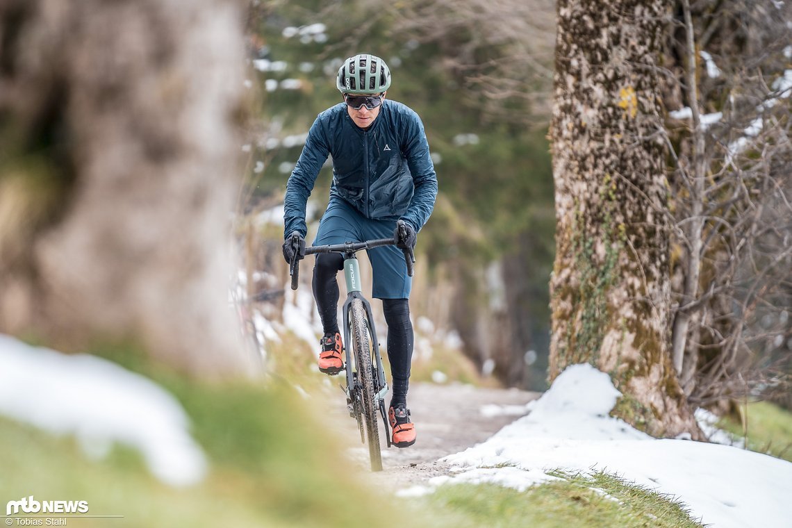 Die größeren Gänge am Gravelbike treiben aus dem Sattel