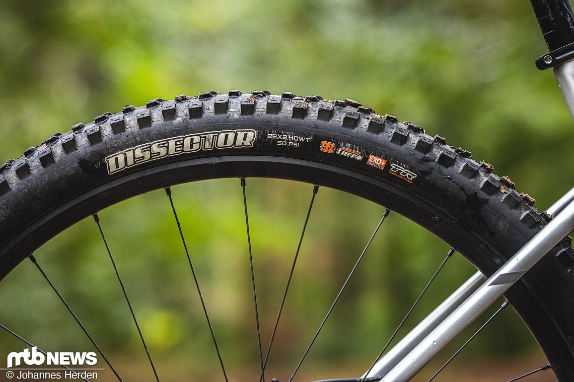 Die Reifenwahl ist exzellent: Maxxis Dissector hinten, Maxxis Assegai mit MaxxGrip vorn.