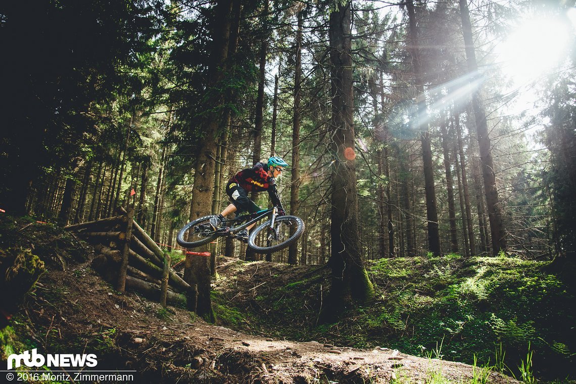 Auf Jumptrails fühlt man sich mit dem handlichen Bike ziemlich zuhause