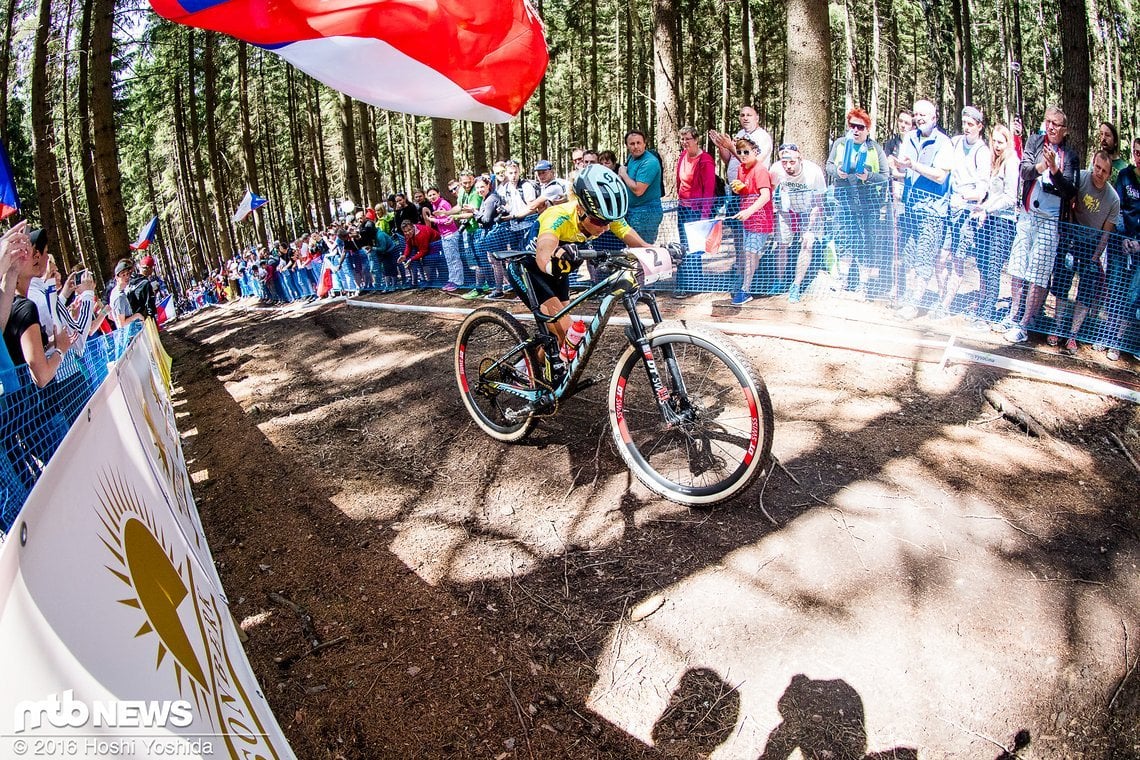 Der Expert Climb wird den Nachwuchsfahrerinnen immer wieder zum Verhängnis. Auch Jenny Rissveds muss kurz runter vom Rad und schieben...