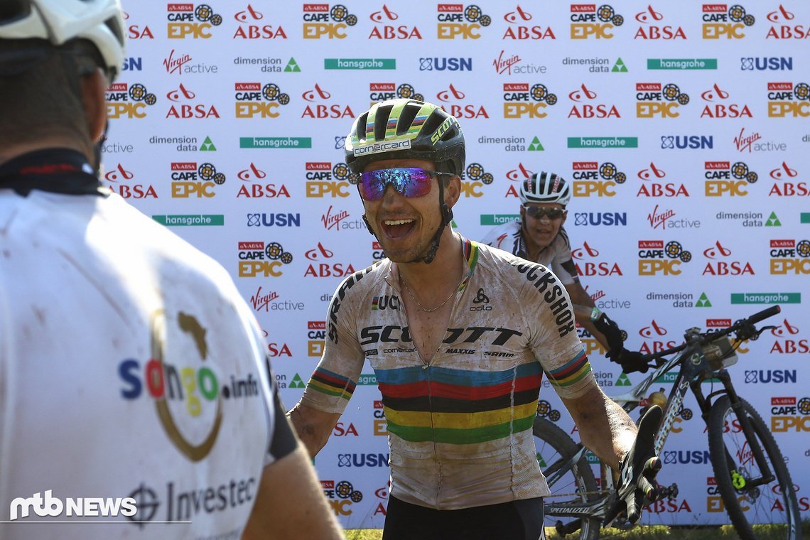 Nino Schurter gratuliert Christoph Sauser nach dem Rennen
