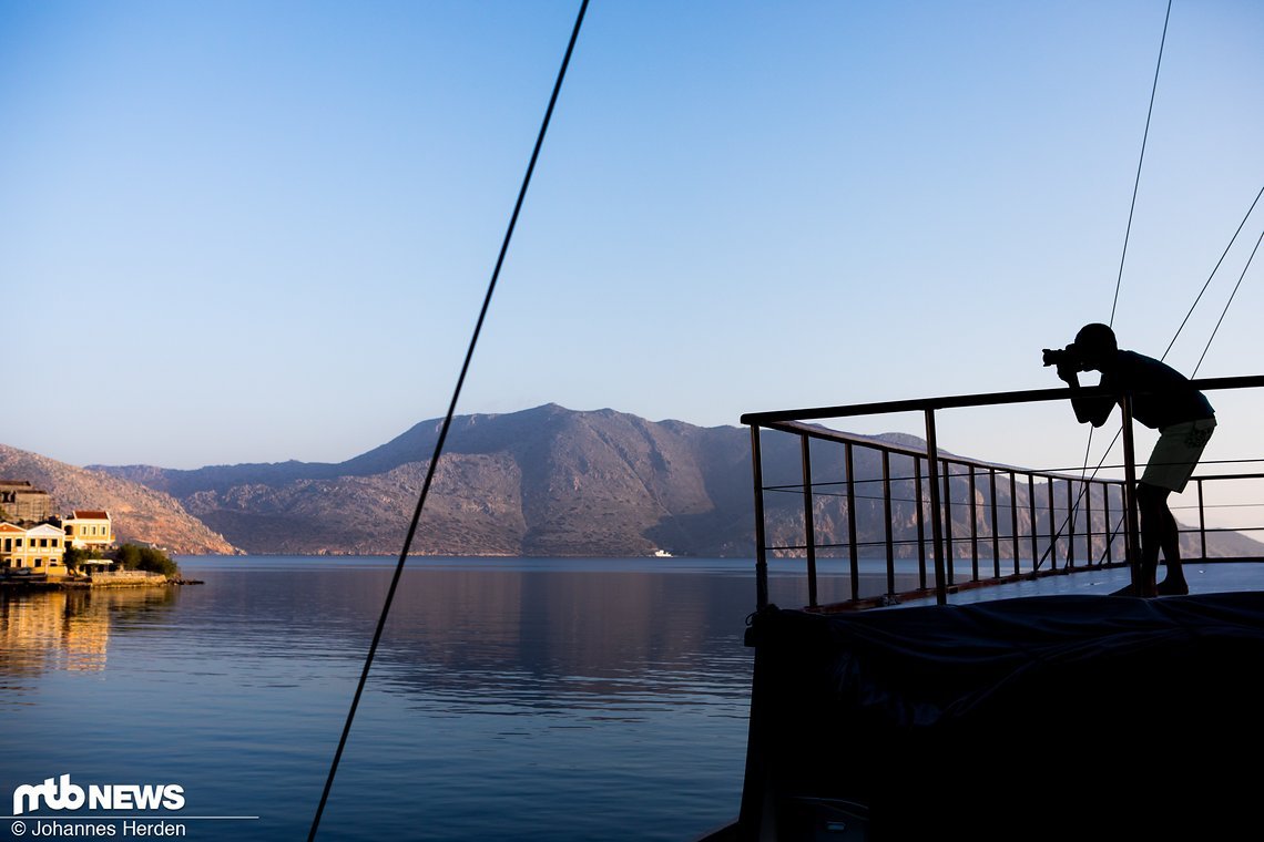 Abschied von Symi. Fotograf Adrian ist auch schon an Deck