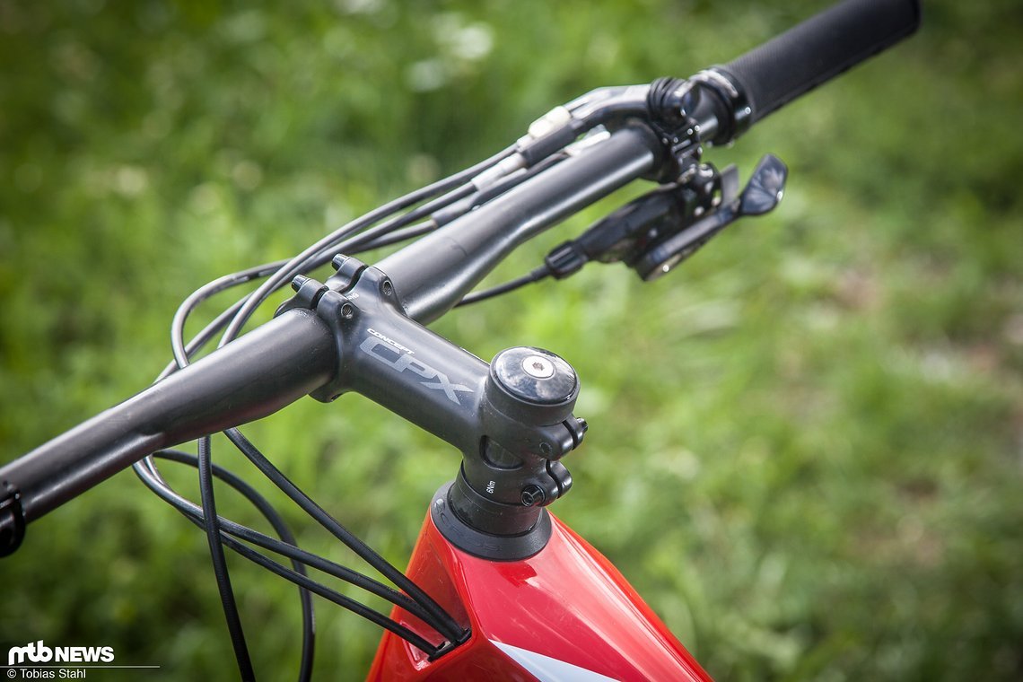 Wer am Carbon-Cockpit des Focus O1E Gewicht sparen möchte muss tief in die Tasche greifen.