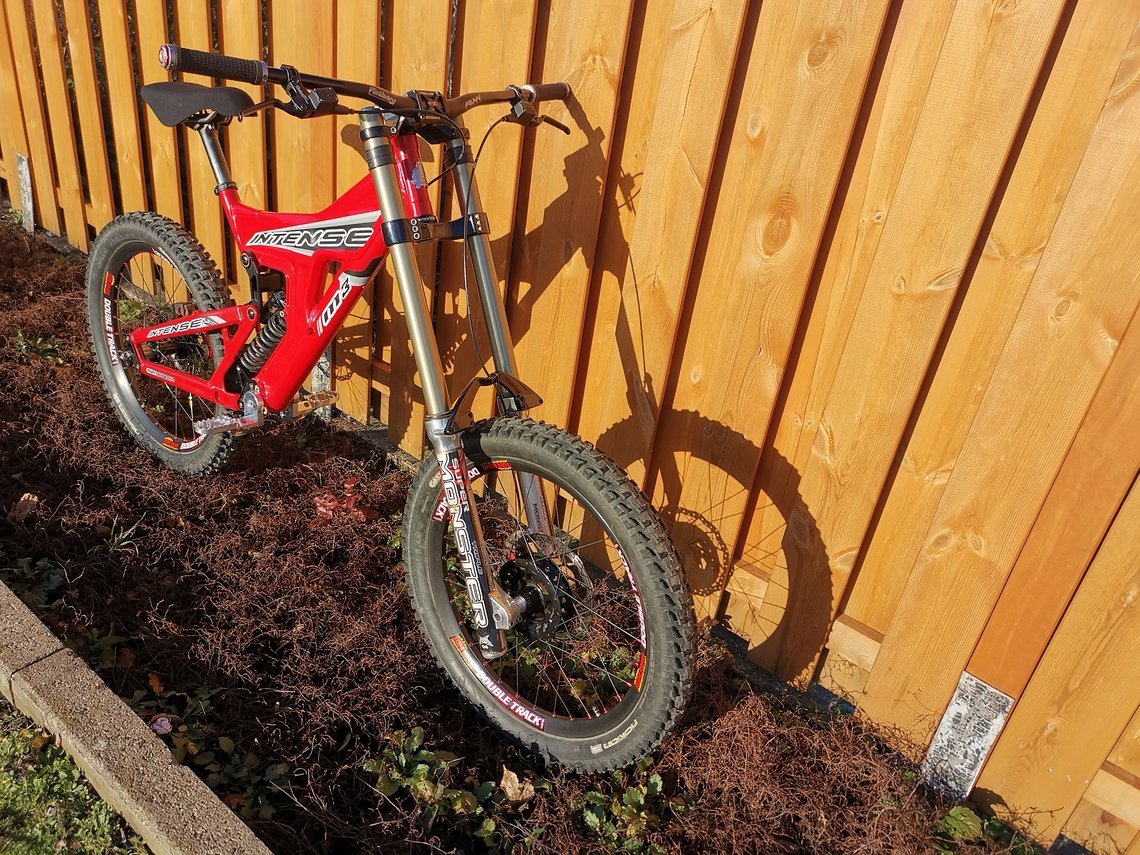 Die fette Marzocchi Super Monster aus dem Jahre 2004 bietet satte 300 mm Federweg ...