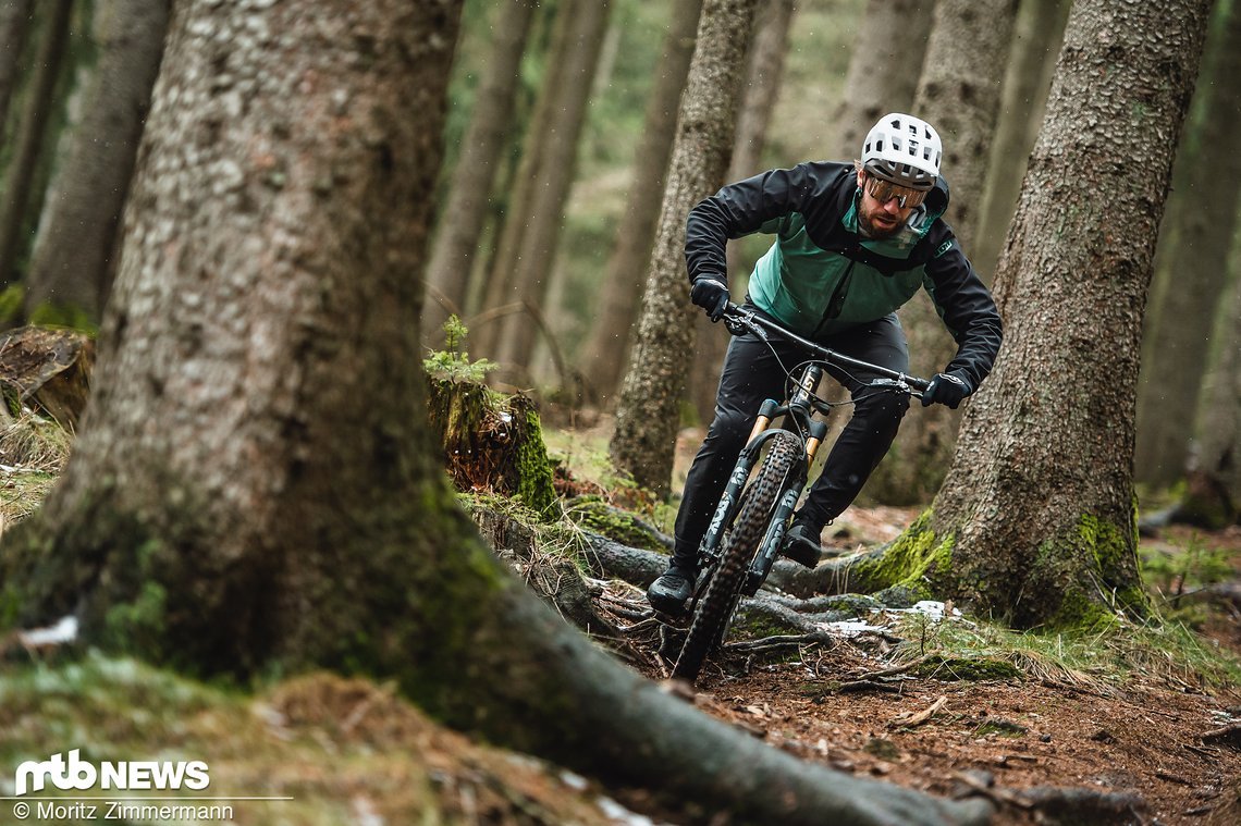 Passt wie angegossen: Die Pearl Izumi Launch Trail Pants sitzt dank engem Schnitt und sehr flexiblem Material wie angegossen