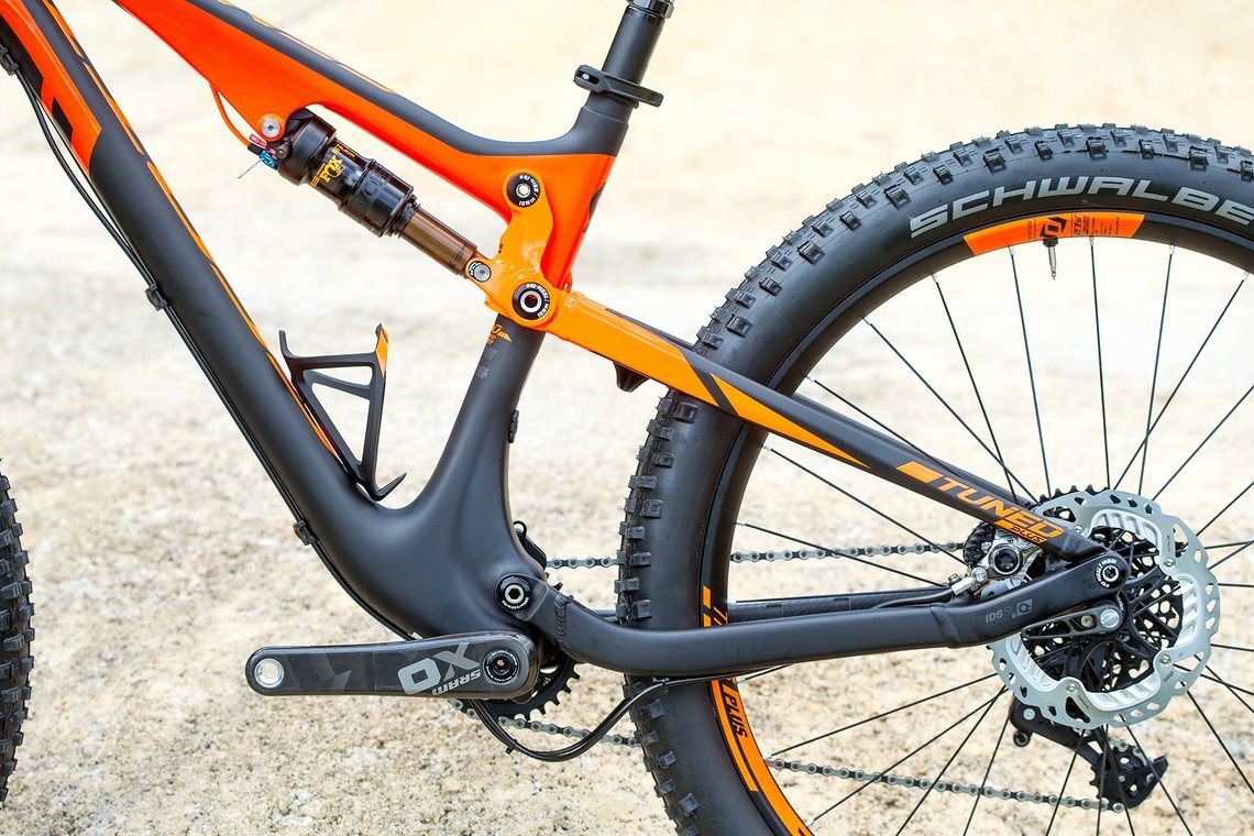 Der Hauptrahm ist direkt vom bekannten Genius 900 mit 29" Laufrädern übernommen worden, der Hinterbau ist speziell für das neue Plus-Bike entwickelt worden und fällt gegenüber dem 29er kürzer aus
