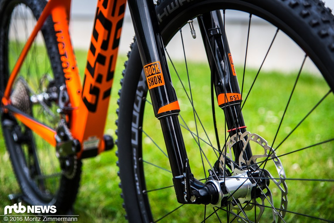 Vorne kommt eine RockShox RS1 zum Einsatz.
