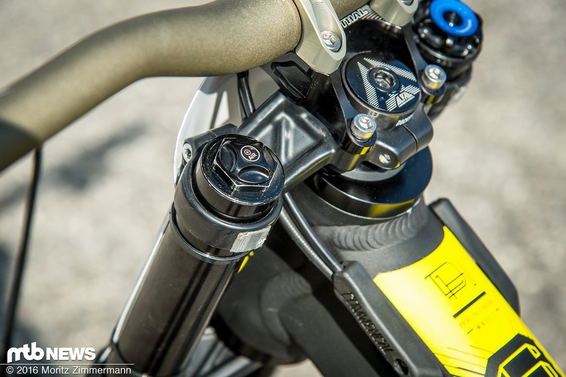 Vorne setzt Rémi Thirion im Gegensatz zu einigen anderen RockShox-Piloten auf die luftgefederte Boxxer World Cup