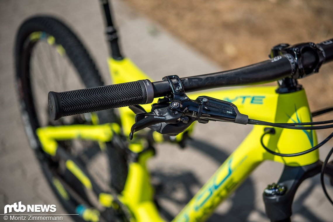 Der schicke RaceFace Sixc Carbon-Lenker hat eine Breite von 800 mm ...