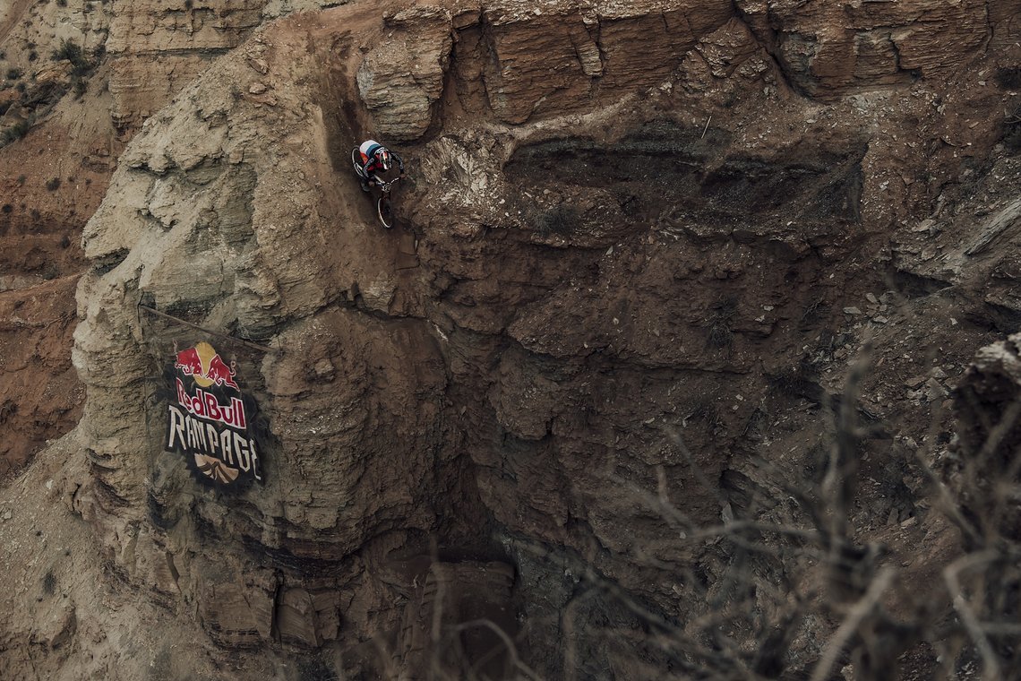 Auch Cam Zink turnt durch die "Chute". Dieses fast senkrechte Bauwerk hat Zink zusammen mit Kyle Strait und Carson Storch erschaffen, alle drei werden es in ihren Run einbauen