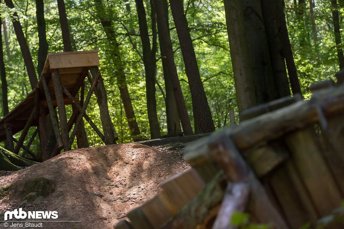 Aber auch vor Sprüngen sollte eine Trail-Federgabel nicht zurückschrecken
