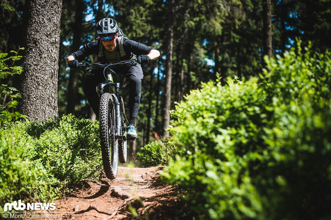 Bei kleinen Hüpfern macht auch die Camelbak Chase Bike Vest einen kleinen Satz nach oben