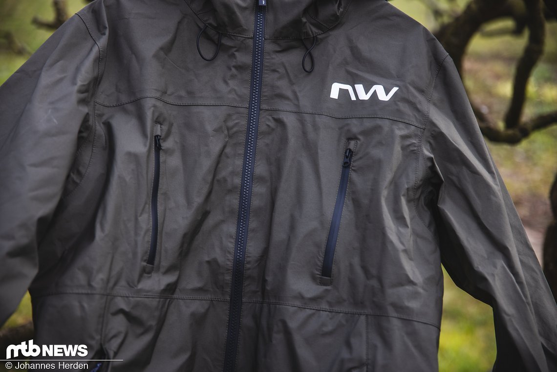 Ohne „Pro“ gibt es die Jacke auch mit Außenmaterial ohne Ripstop, wahlweise in olivgrün oder blau