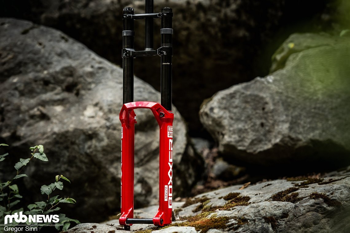 Die neue RockShox Boxxer Ultimate 2024 setzt nicht nur auf dickere Standrohre, sondern hat auch spannende interne Upgrades bekommen