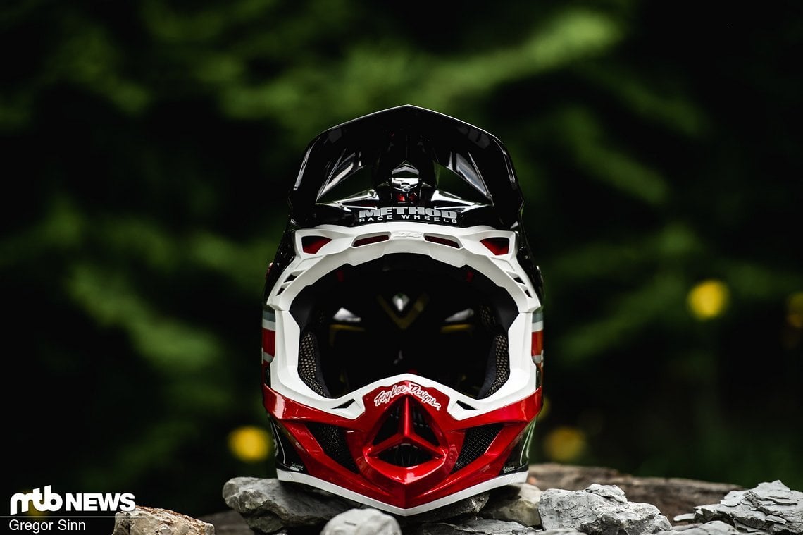 Der Troy Lee Designs D4 hebt sich mit seiner auffälligen kantigen Form aus der Masse hervor.