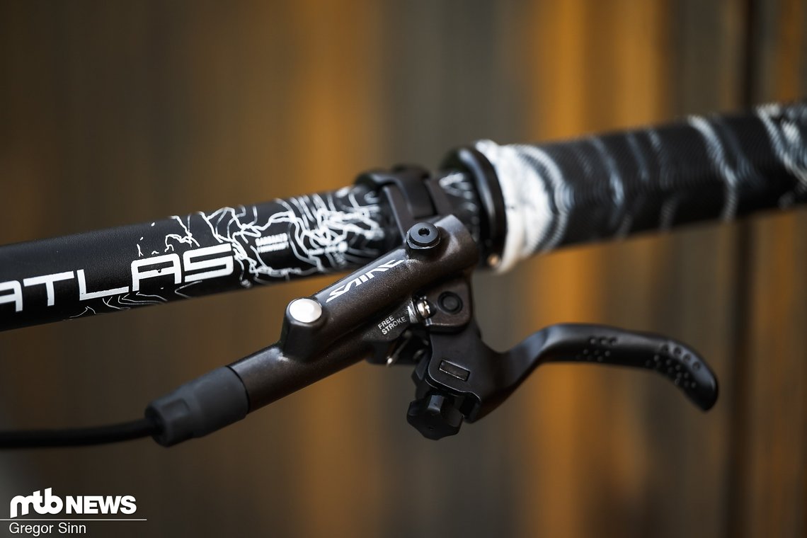 Ungewöhnlicherweise setzt sie auf die sehr alten Shimano Saint-Hebel …