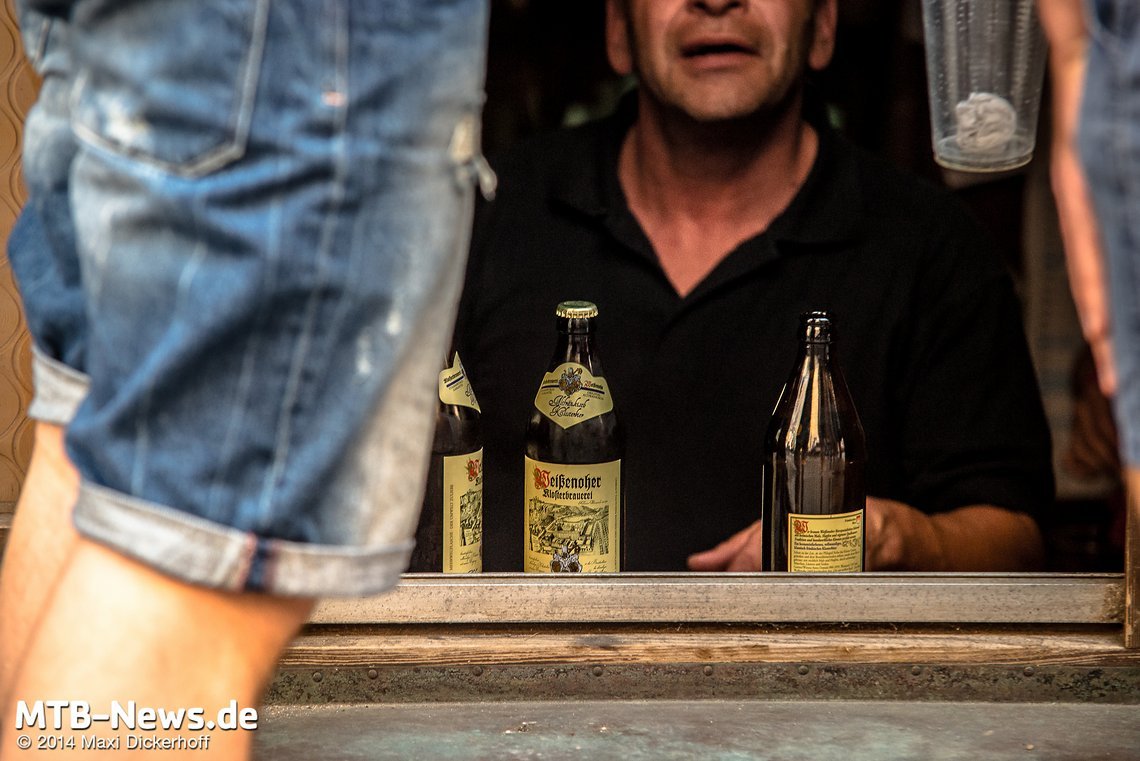 Bierausschank direkt auf die Straße - bei bestem Wetter in Bayern eine Pflicht