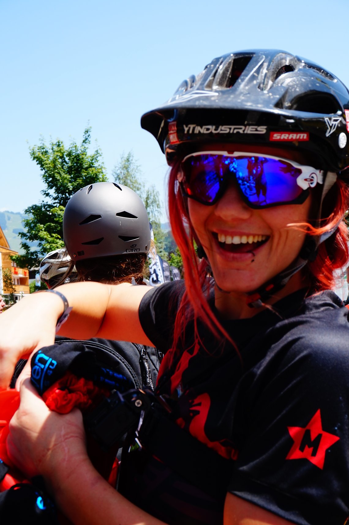 Angie Hohenwarter rollt nach der Trail-Tour mit 40 Mädls zum Sektchen auf dem Gelände ein.