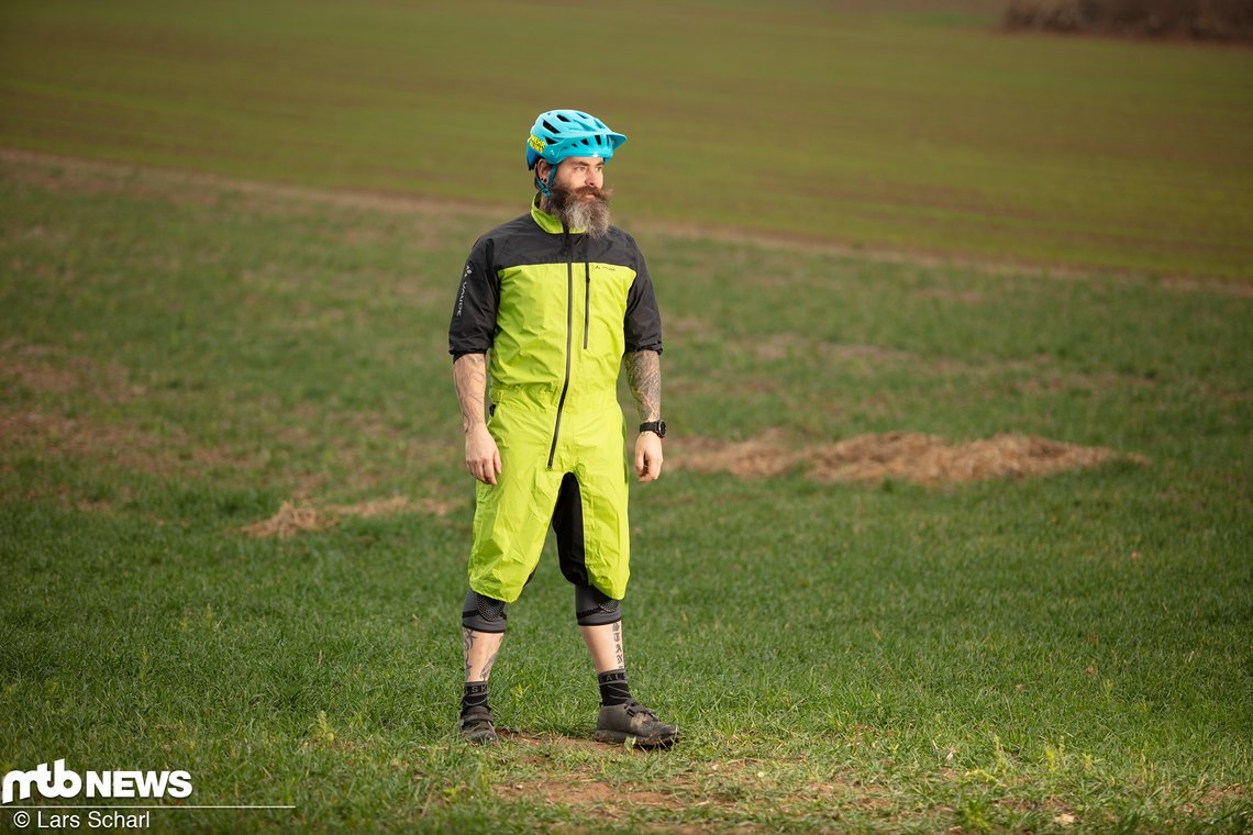 Durchaus auffällig ist der Vaude Moab Rain Suit