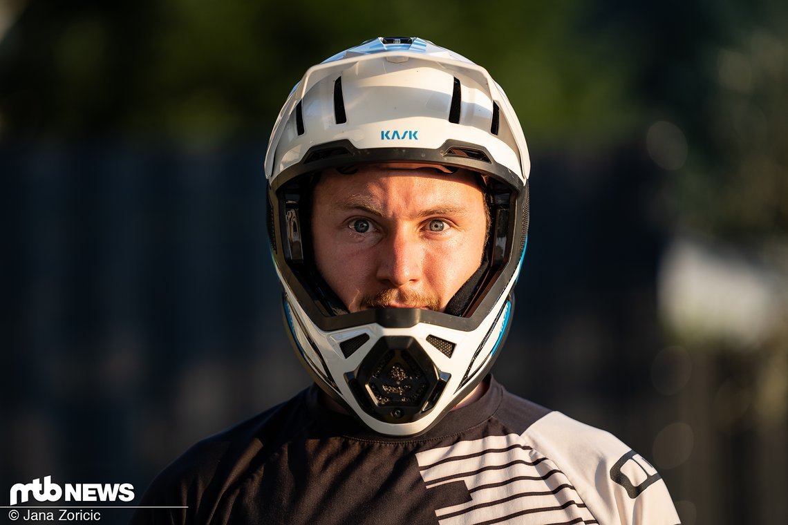 Auf dem Kopf sitzt der Helm trotz der dünnen Polster sehr angenehm.