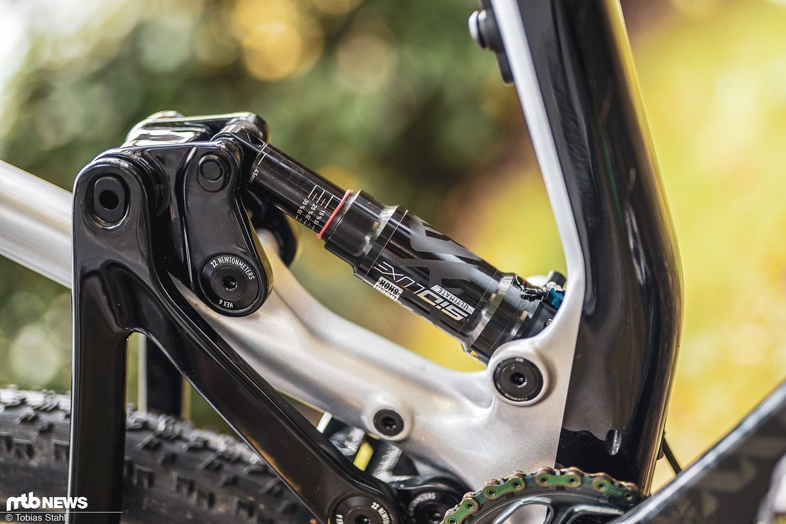 Der RockShox SidLuxe-Dämpfer entlockt dem Hinterbau bis zu 120 mm Federweg.