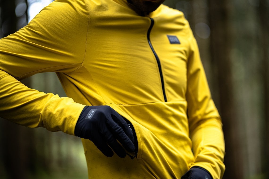 Die Gore Trail KPR Hybrid 1/2 Zip Jacke soll sich perfekt für durchwachsene Herbst-Tage eignen.